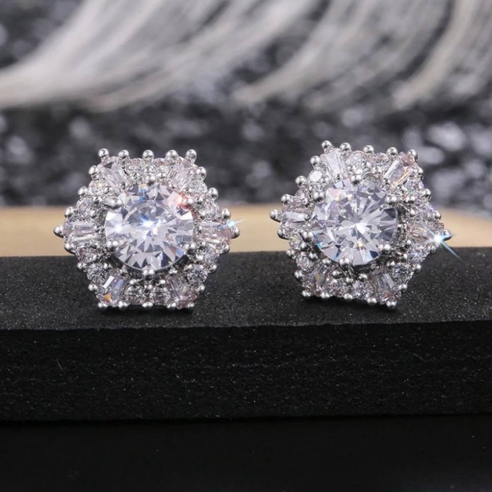NEW 18K White Gold Diamond Stud Earrings - Picture 7 of 7